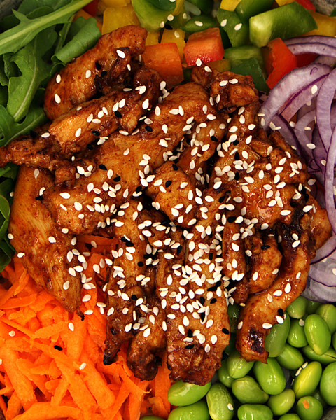 Chicken Teriyaki Bowl mit Sesam, Edamame und Karotten